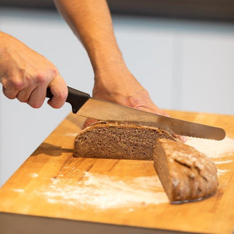 Überbackenes Brot mit würzigem Schinkenspeck