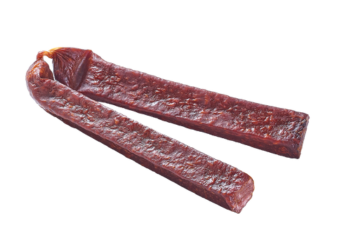 Zwei lange, dunkelrote Hirschlandjäger-Sticks mit gedrehtem Zipfel, längs nebeneinander auf weißem Grund