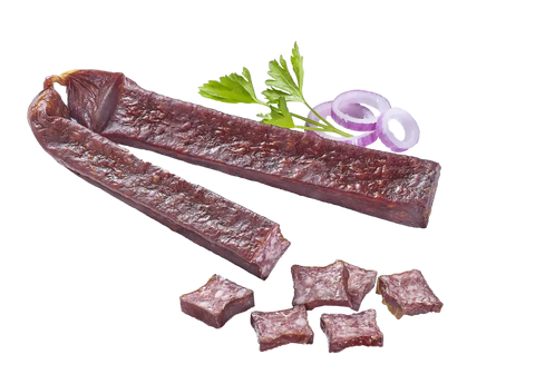 Zwei Stangen Hirsch-Landjäger, gewürfelte Häppchen, Petersilie und Zwiebelringe, freigestellt.