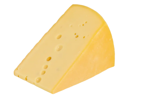 Freigestellte Ecke eines mild gereiften Schnittkäses mit kleinen Löchern vor weißem Hintergrund.