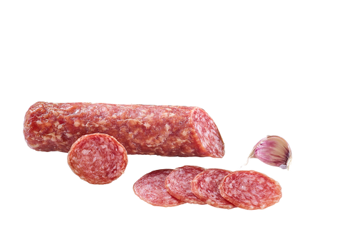 Salami mit runden Aufschnittscheiben und einer aufgebrochenen Knoblauchzehe