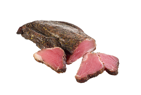 Filet mit grober dunkler Gewürzkruste und zwei dicken Scheiben mit leuchtend rotem Fleisch