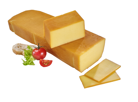 Räucherkäse am Stück mit aufgefächerten Scheiben, dazu Brot, Salat und Tomate