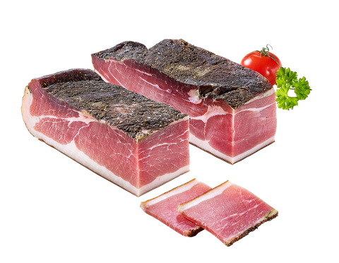 Freigestellter geräucherter Speck in zwei Blöcken mit Pfefferkruste, dünne Scheiben, Tomate und Petersilie