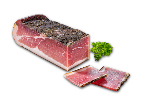Großer Block gepfefferter Speck mit aufgeschnittenen Scheiben und Petersilie, freigestellt auf Weiß