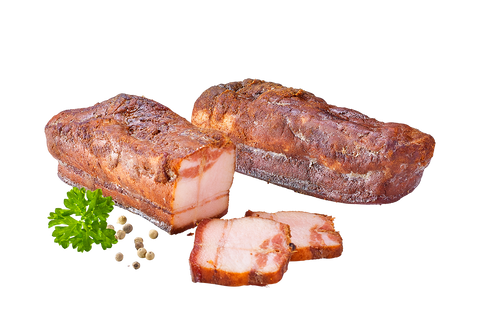 Zwei geräucherte Speckstücke mit brauner Kruste, davor Scheibe mit weißem Fett, Petersilie und Pfeffer
